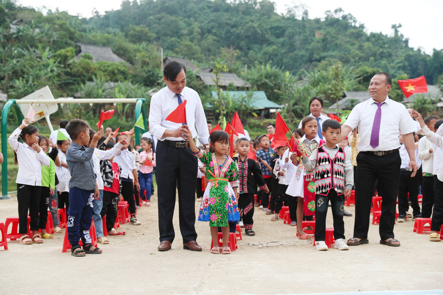 Là ngôi trường không cô giáo, các thầy đã có cách ý nghĩa tổ chức lễ khai giảng cho trò, trực tiếp đón và dẫn các em lớp 1 vượt qua bỡ ngỡ ban đầu. Ảnh: Hồ Lài.