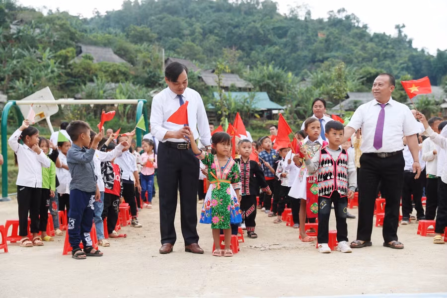 Là ngôi trường không cô giáo, các thầy đã có cách ý nghĩa tổ chức lễ khai giảng cho trò, trực tiếp đón và dẫn các em lớp 1 vượt qua bỡ ngỡ ban đầu. Ảnh: Hồ Lài.