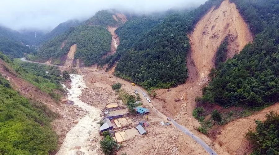 Lũ quét, sạt lở đất là hiện tượng thiên tai vô cùng nguy hiểm, gây thiệt hại về người và tài sản.