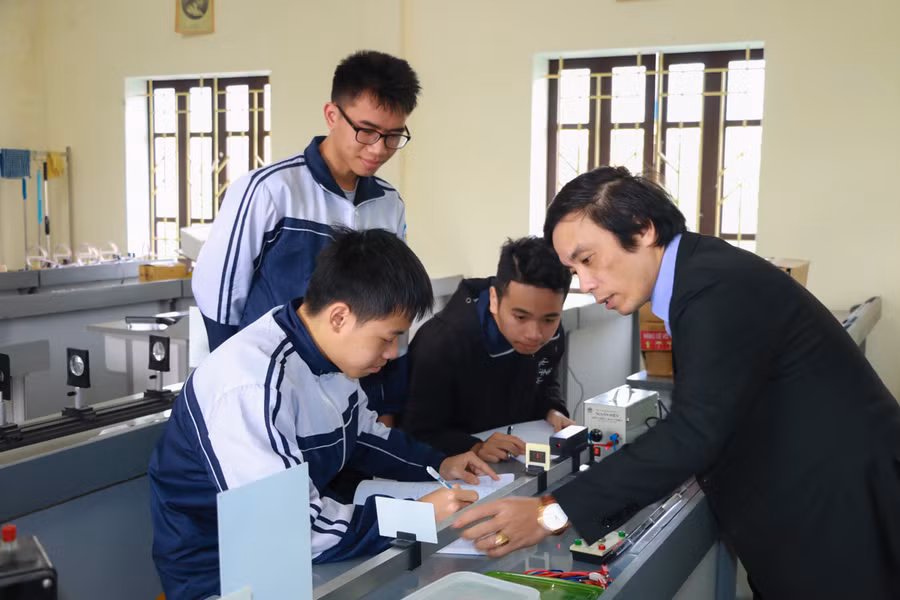 Phòng thực hành Vật lý - Trường THPT chuyên Phan Bội Châu (Nghệ An).