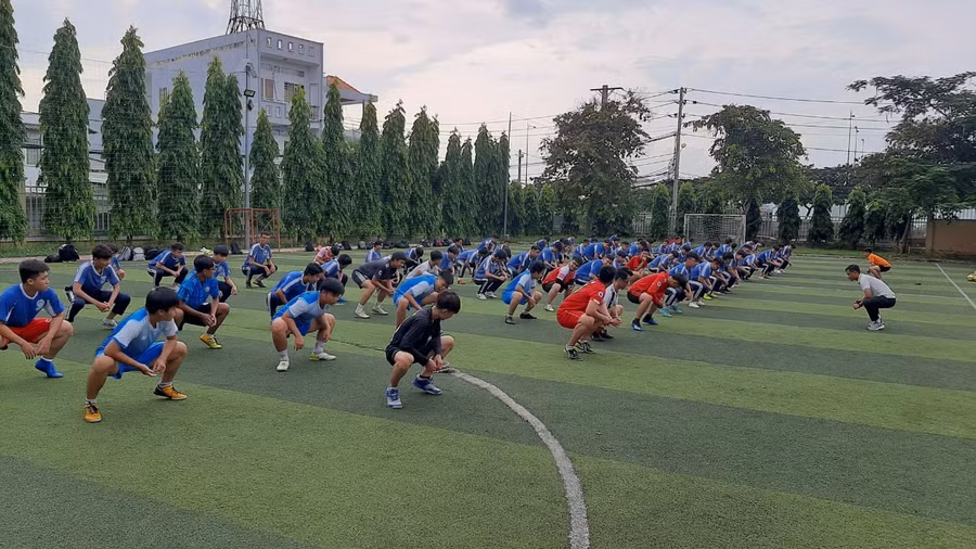 Giờ học bóng đá của học sinh THPT Ngô Gia Tự