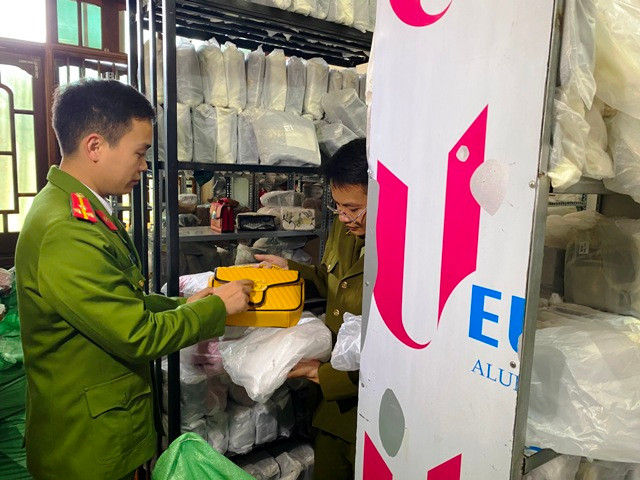 Lực lượng chức năng kiểm tra túi hàng hóa tại cửa hàng ông Ng.Đ.Kh. Lực lượng chức năng kiểm tra túi hàng hóa tại cửa hàng ông Ng.Đ.Kh.