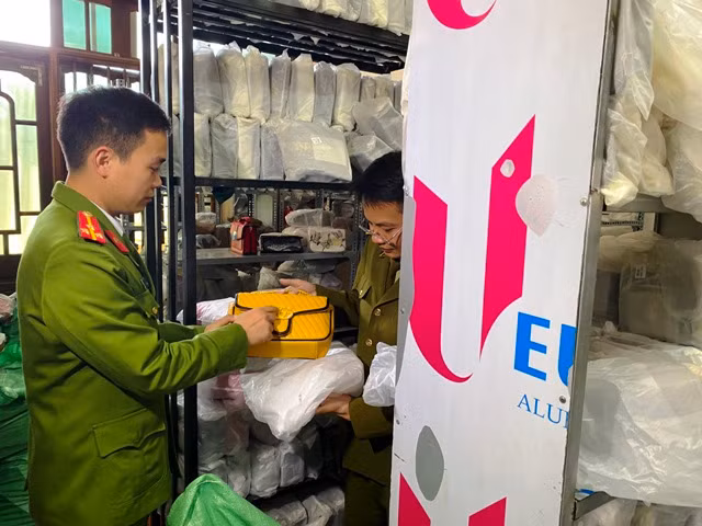 Lực lượng chức năng kiểm tra túi hàng hóa tại cửa hàng ông Ng.Đ.Kh.