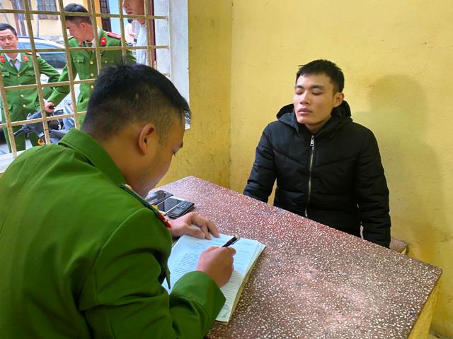 Nguyễn Huy Thông tại cơ quan công an. Ảnh: Công an Thanh Hóa cung cấp. Nguyễn Huy Thông tại cơ quan công an. Ảnh: Công an Thanh Hóa cung cấp.