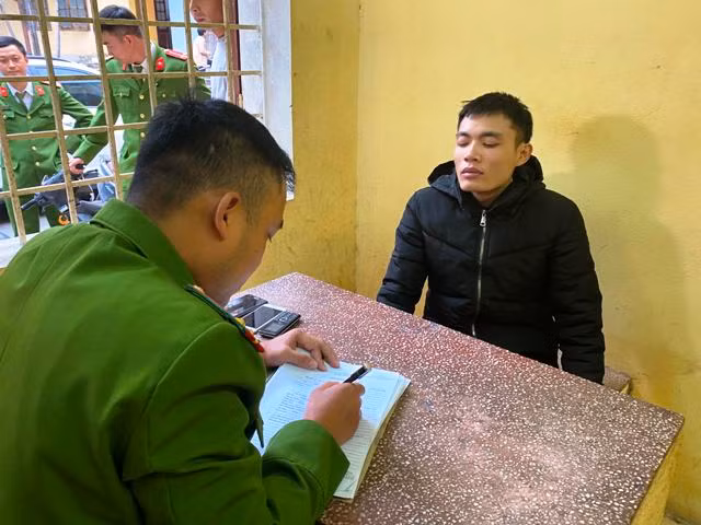 Nguyễn Huy Thông tại cơ quan công an. Ảnh: Công an Thanh Hóa cung cấp.