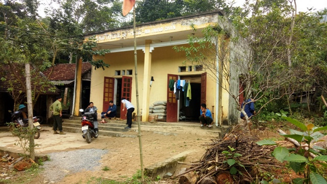 Đội quản lý bảo vệ rừng Thung Chấn, xã Điền Thượng, huyện Bá Thước (Thanh Hóa) nằm cạnh đường vận chuyển gỗ của "lâm tặc". Đội quản lý bảo vệ rừng Thung Chấn, xã Điền Thượng, huyện Bá Thước (Thanh Hóa) nằm cạnh đường vận chuyển gỗ của "lâm tặc".