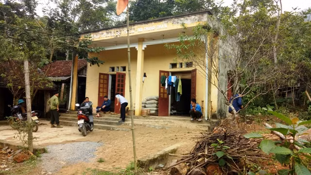 Đội quản lý bảo vệ rừng Thung Chấn, xã Điền Thượng, huyện Bá Thước (Thanh Hóa) nằm cạnh đường vận chuyển gỗ của "lâm tặc". Đội quản lý bảo vệ rừng Thung Chấn, xã Điền Thượng, huyện Bá Thước (Thanh Hóa) nằm cạnh đường vận chuyển gỗ của "lâm tặc".