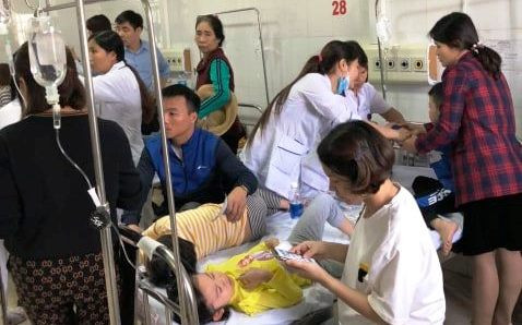 Y bác sĩ đang điều trị cho các bé.