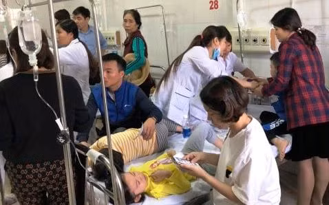 Y bác sĩ đang điều trị cho các bé.