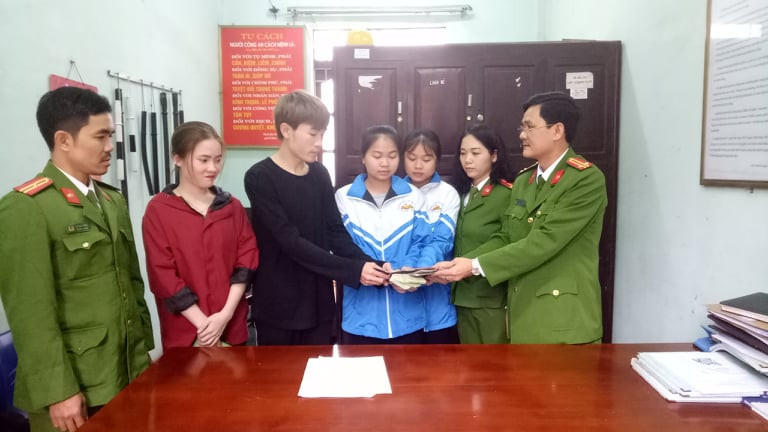 Hai nữ sinh Trường THPT Dân tộc Nội trú tỉnh Thanh Hóa nhặt được ví tiền đã đem đến trụ sở Công an để trao lại cho người làm rơi.