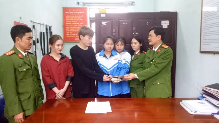Hai nữ sinh Trường THPT Dân tộc Nội trú tỉnh Thanh Hóa nhặt được ví tiền đã đem đến trụ sở Công an để trao lại cho người làm rơi.