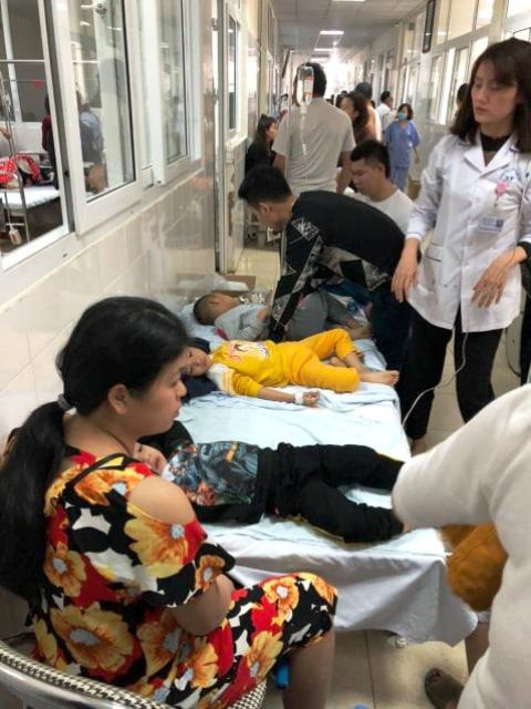 Các y, bác sỹ Bệnh viện Nhi Thanh Hóa đang nỗ lực cứu chữa chp các bé.