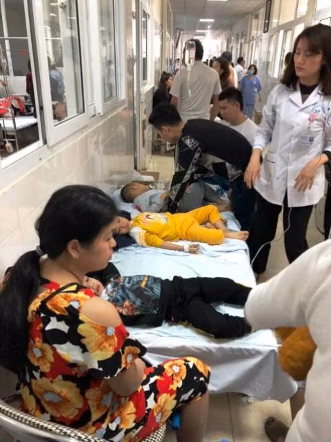 Các y, bác sỹ Bệnh viện Nhi Thanh Hóa đang nỗ lực cứu chữa chp các bé.