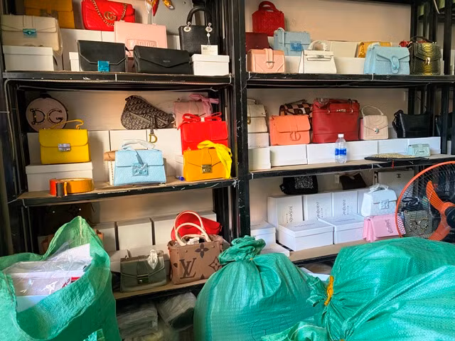 Túi xách có dấu hiệu giả thương hiệu nổi tiếng thế giới được bày bán tại cửa hàng của ông Ng.Đ.Kh.