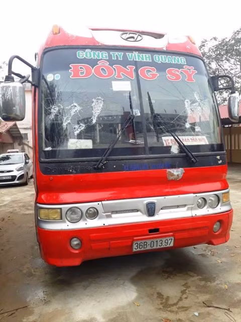 Chiếc xe khách bị Phong và Cường phá hoại. Ảnh: Công an Thanh Hóa cung cấp.