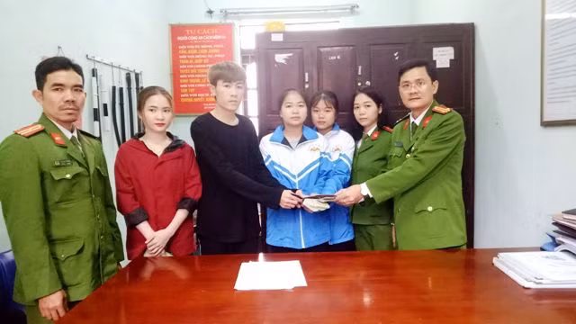 Thanh Hóa: Hai nữ sinh trường Dân tộc Nội trú nhặt được hơn 13 triệu đồng, trả lại người rơi