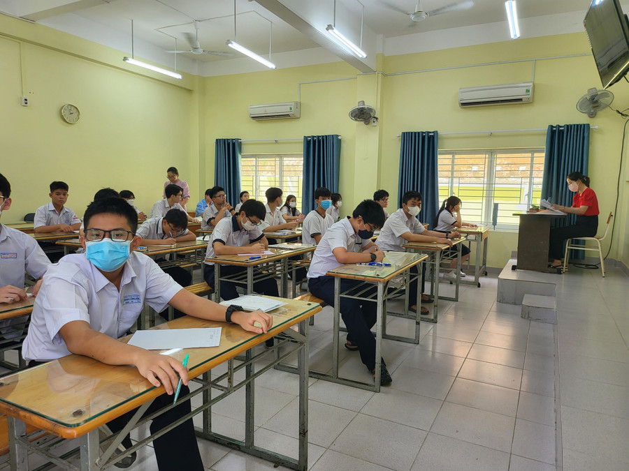 Thí sinh ổn định chỗ ngồi, chuẩn bị làm bài thi Ngoại ngữ vào chiều 6/6 tại điểm thi THPT Nguyễn Khuyến, quận 10, TPHCM. Ảnh: CTV