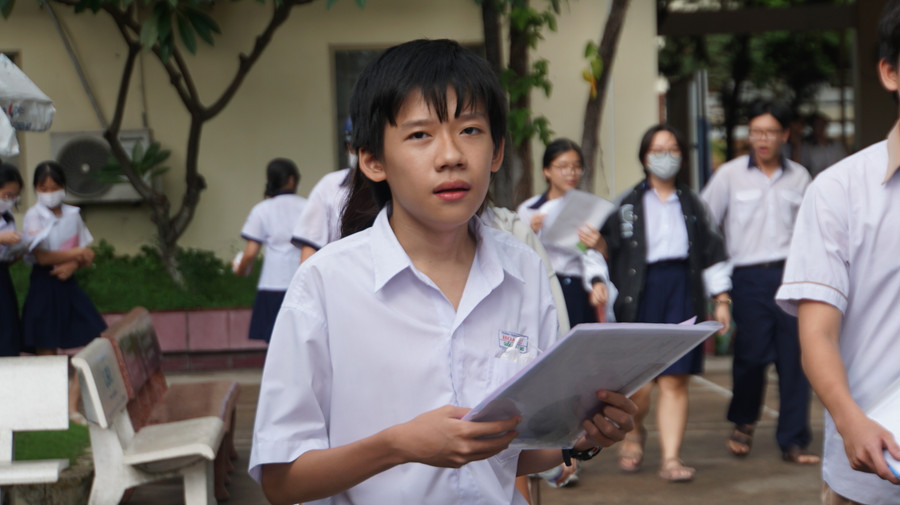Thí sinh rời điểm thi Trường THCS Hoa Lư, TP Thủ Đức sau giờ thi Tiếng Anh chiều 6/6. Ảnh: Lê Nam