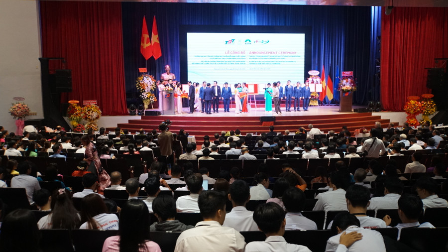 Nhà trường khen thưởng các tập thể đóng góp thành tích trong công tác kiểm định chất lượng. Ảnh: Mạnh Tùng