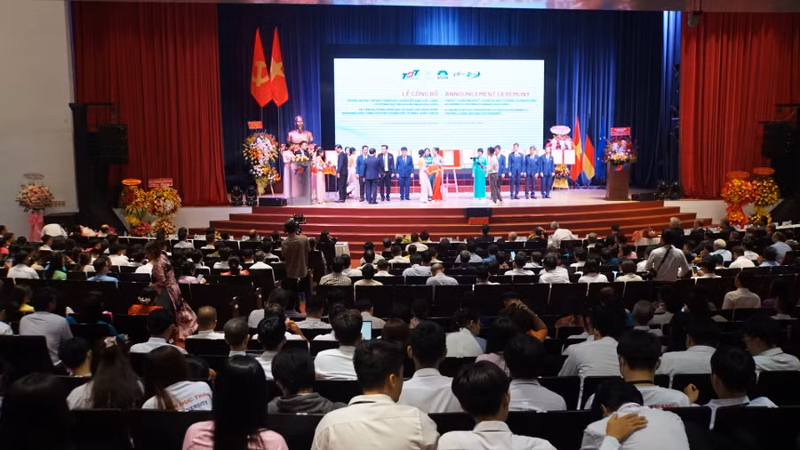 Nhà trường khen thưởng các tập thể đóng góp thành tích trong công tác kiểm định chất lượng. Ảnh: Mạnh Tùng