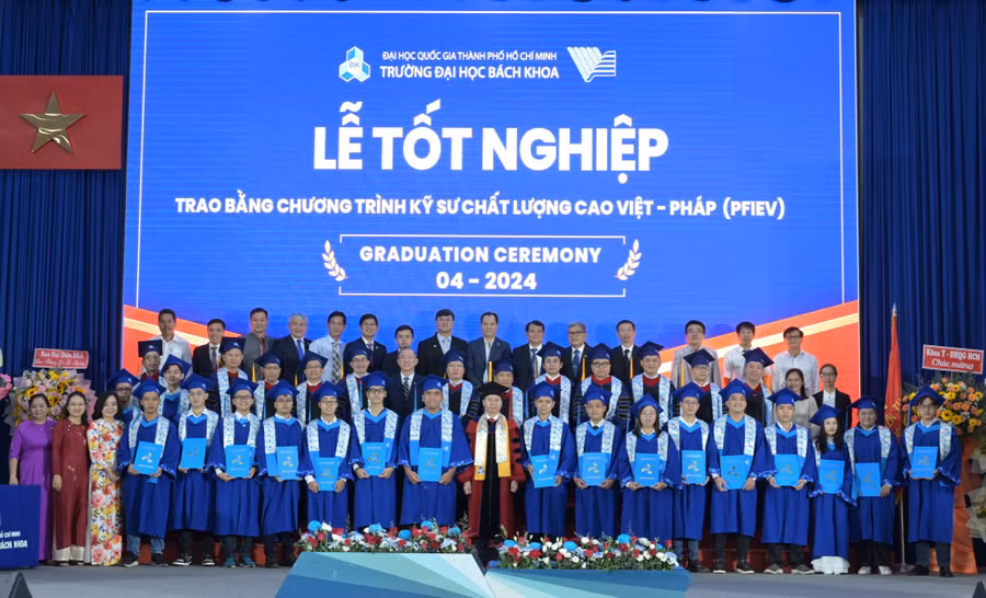 Kỹ sư chương trình chất lượng cao Việt - Pháp nhận bằng tốt nghiệp. Ảnh: N.Quỳnh