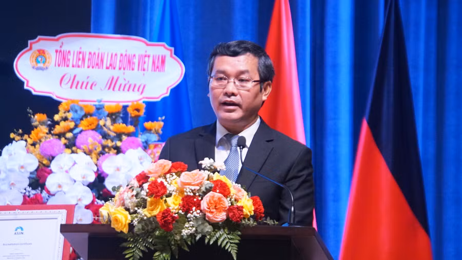 Thứ trưởng Bộ GD&amp;ĐT Nguyễn Văn Phúc phát biểu chúc mừng nhà trường. Ảnh: Mạnh Tùng