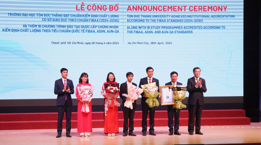 Trường Đại học Tôn Đức Thắng nhận chứng nhận đạt chuẩn kiểm định chất lượng cơ sở giáo dục theo tiêu chuẩn quốc tế FIBAA. Ảnh: Mạnh Tùng