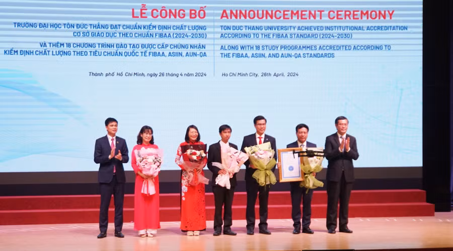 Trường Đại học Tôn Đức Thắng nhận chứng nhận đạt chuẩn kiểm định chất lượng cơ sở giáo dục theo tiêu chuẩn quốc tế FIBAA. Ảnh: Mạnh Tùng