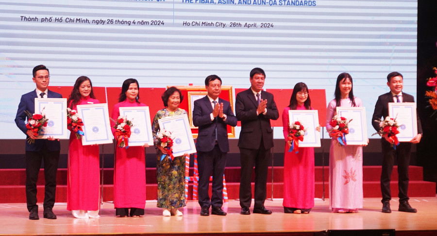 Nhà trường có thêm 18 chương trình đào tạo trình độ đại học và thạc sĩ được cấp chứng nhận kiểm định chất lượng theo tiêu chuẩn quốc tế FIBAA, ASIIN và AUN-QA. Ảnh: Mạnh Tùng