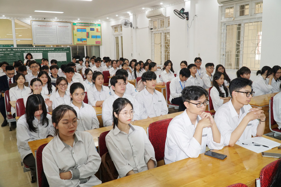 Học sinh tham gia hội thảo và tham khảo ý kiến tư vấn từ chuyên gia. Ảnh: Hồ Lài Học sinh tham gia hội thảo và tham khảo ý kiến tư vấn từ chuyên gia. Ảnh: Hồ Lài