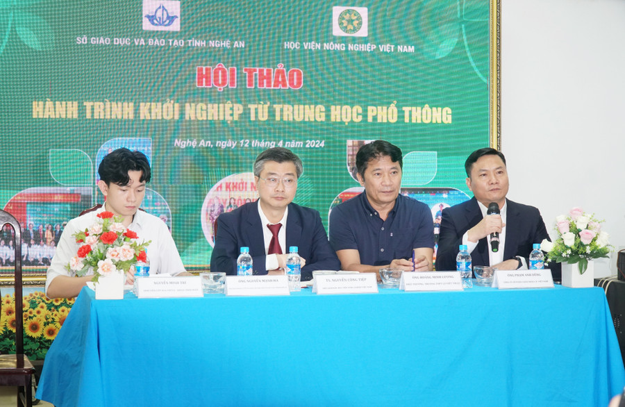 Các chuyên gia, nhà quản lý giáo dục, đại diện doanh nghiệp trả lời câu hỏi của học sinh. Ảnh: Hồ Lài Các chuyên gia, nhà quản lý giáo dục, đại diện doanh nghiệp trả lời câu hỏi của học sinh. Ảnh: Hồ Lài