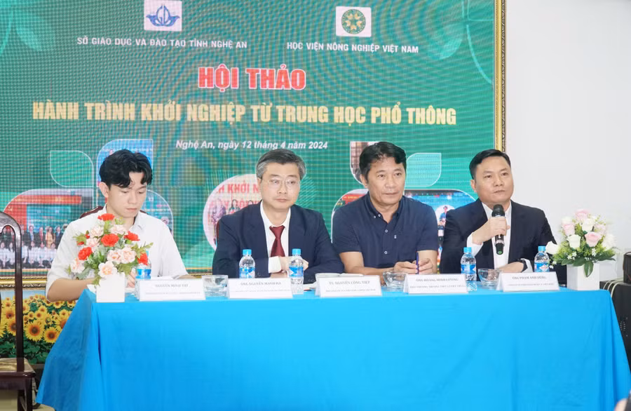 Các chuyên gia, nhà quản lý giáo dục, đại diện doanh nghiệp trả lời câu hỏi của học sinh. Ảnh: Hồ Lài