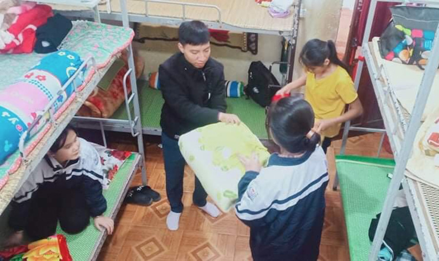 Hướng dẫn các em học sinh làm quen với sinh hoạt tại trường nội trú. Ảnh tư liệu Hướng dẫn các em học sinh làm quen với sinh hoạt tại trường nội trú. Ảnh tư liệu
