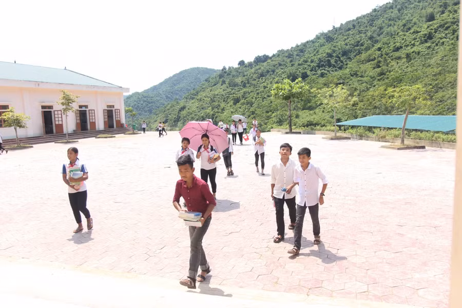 Học sinh Trường PTDT Nội trú THCS Tương Dương. Ảnh tư liệu