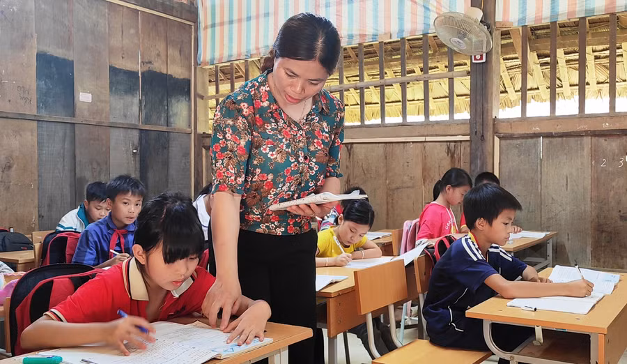 Cô và trò ở Trường Tiểu học Tam Thanh.