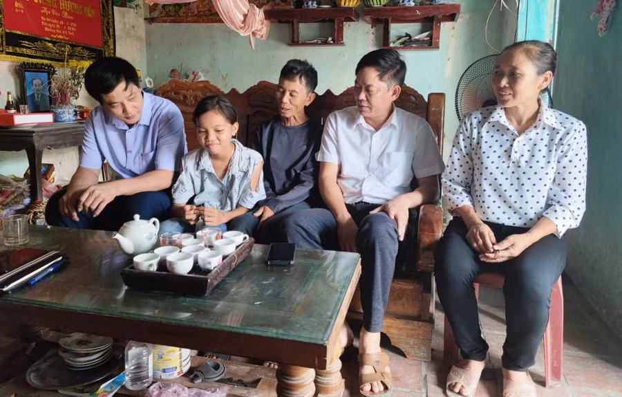 Thầy giáo Lê Thanh Hùng (ngồi ngoài cùng bên trái) - Hiệu trưởng trường THCS Đồng Thắng đến thăm, động viên học sinh của mình.