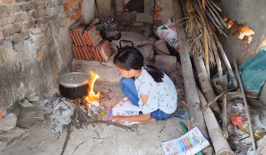 Ngô Thị Hà Linh giúp bác ruột của mình nấu cơm.