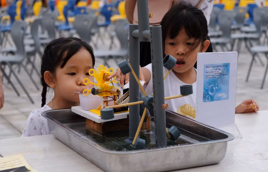 Ngày hội “Em yêu khoa học 2021” có hàng trăm sản phẩm STEM đến từ các lớp như: Các loại công cụ, dụng cụ, máy móc, thiết bị, sản phẩm, mô hình…