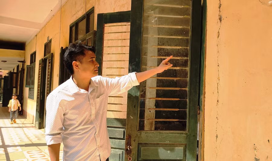 Dãy phòng học kiên cố được xây dựng từ lâu đã xuống cấp.