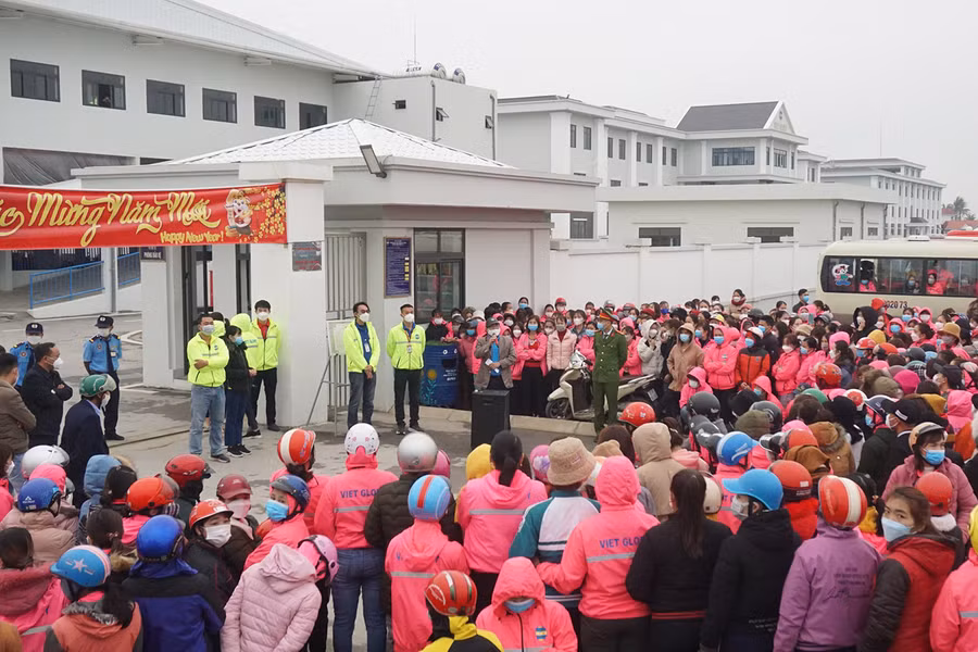 Lãnh đạo Công ty TNHH Viet Glory tham gia đối thoại trực tiếp với người lao động.