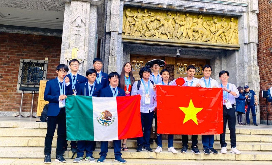 Nguyễn Đại Dương (đầu tiên từ phải qua) cùng thí sinh đến từ các quốc gia tham dự Olympic Toán quốc tế 2022.
