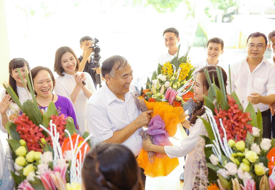 Cựu học sinh tặng hoa cho Nhà giáo ưu tú Lê Văn Hoành, nhân dịp về thăm trường. Cựu học sinh tặng hoa cho Nhà giáo ưu tú Lê Văn Hoành, nhân dịp về thăm trường.