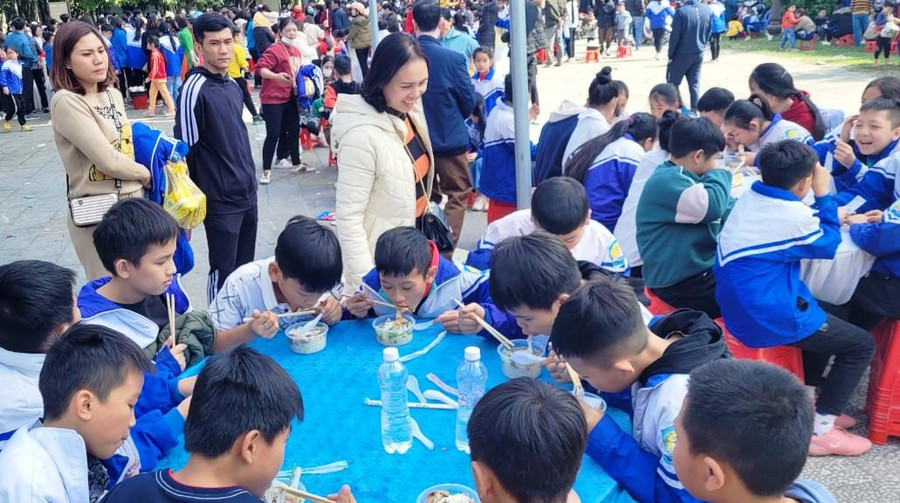 Học sinh háo hức thưởng thức món phở tại Khu di tích quốc gia đặc biệt Lam Kinh (Thọ Xuân, Thanh Hóa).