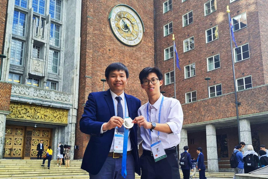 Đại Dương cùng thầy giáo chủ nhiệm Nguyễn Đình Thanh (Trường THPT chuyên Lam Sơn).