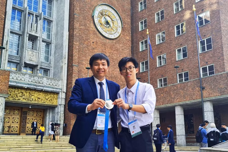 Đại Dương cùng thầy giáo chủ nhiệm Nguyễn Đình Thanh (Trường THPT chuyên Lam Sơn).