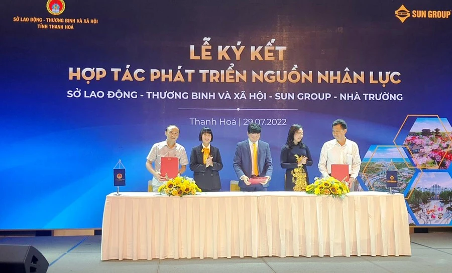 Lễ ký kết hợp tác phát triển nguồn nhân lực của lãnh đạo Trường Trung cấp nghề Nga Sơn với các đơn vị.