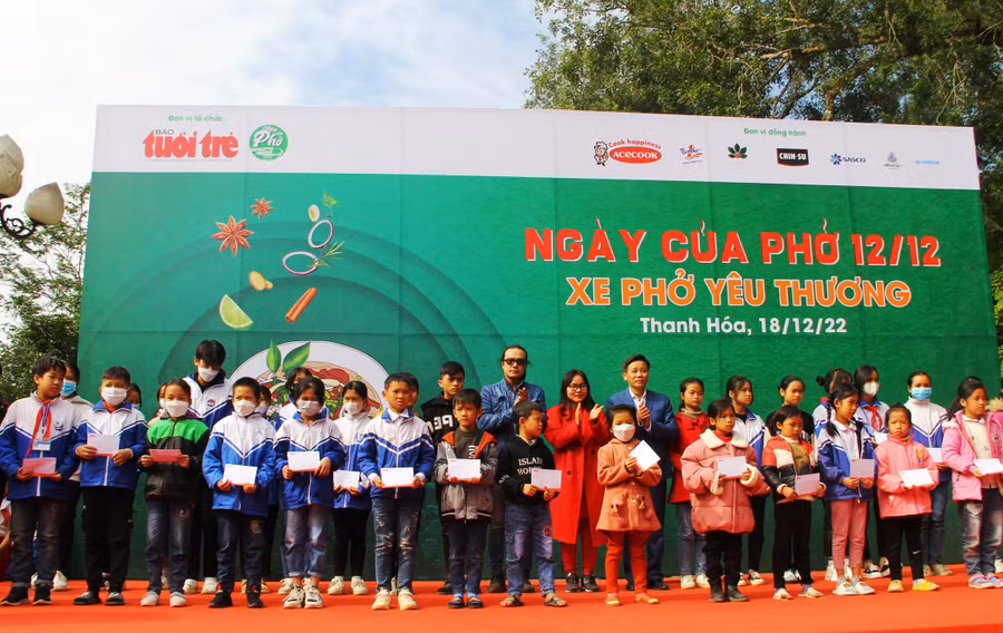 Ban tổ chức chương trình 'Xe phở yêu thương' trao học bổng cho học sinh nghèo của huyện Thọ Xuân (Thanh Hóa).