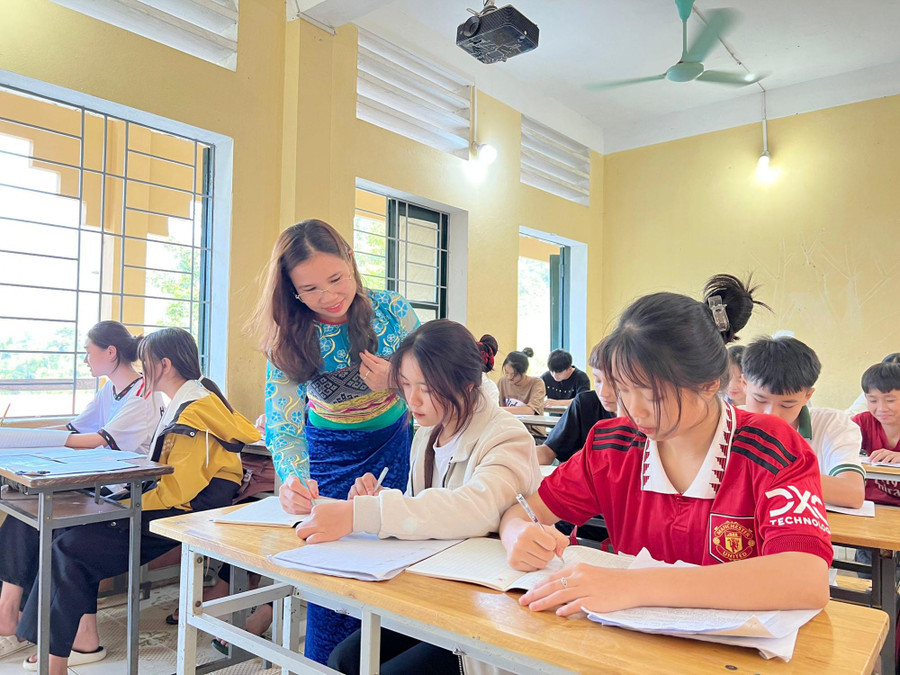 Nhà giáo Hà Thị Khuyên trong giờ dạy chữ Thái tại Trường THPT Quan Sơn (Quan Sơn, Thanh Hóa). Nhà giáo Hà Thị Khuyên trong giờ dạy chữ Thái tại Trường THPT Quan Sơn (Quan Sơn, Thanh Hóa).