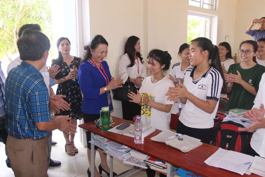 Thứ trưởng Nguyễn Thị Nghĩa trong dịp về thăm cô trò lớp 12C2 Trường THPT DTNT số 2 Nghệ An