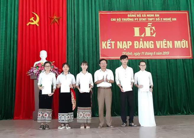 Lục Thị Doanh (ngoài cùng bên phải) được kết nạp Đảng khi còn là học sinh lớp 12 Lục Thị Doanh (ngoài cùng bên phải) được kết nạp Đảng khi còn là học sinh lớp 12